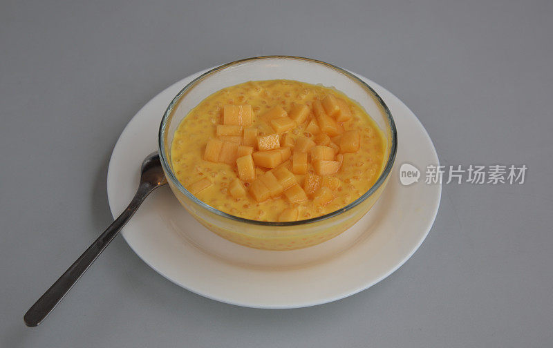 Chilled Mango, pomelo and sago with coconut cream (杨枝甘露)